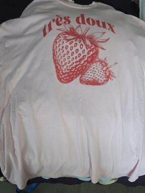 Très Doux Strawberry Graphic Tee - Light Pink